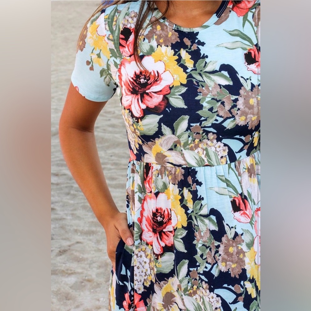 Light Blue Floral Short-Sleeve Maxi Dress - Picture 4 of 9